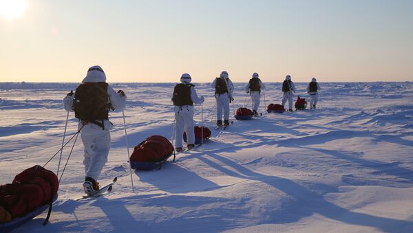 Участники комплексной экспедиции к Северному полюсу, организованной Экспедиционным центром Министерства обороны РФ в Арктике - 俄羅斯衛星通訊社