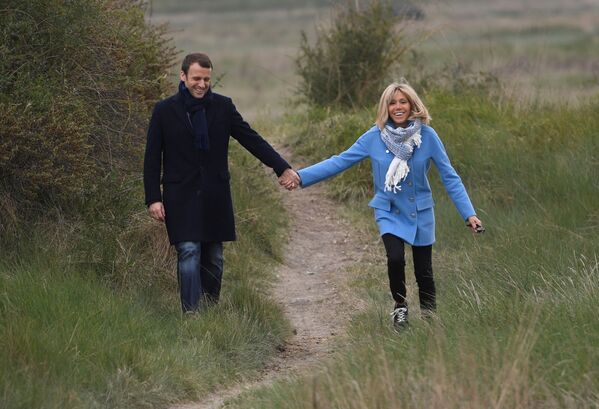 Эммануэль Макрон и его жена Брижит Тронье на прогулке в регионе Ле-Туке-Пари-Плаж - 俄羅斯衛星通訊社