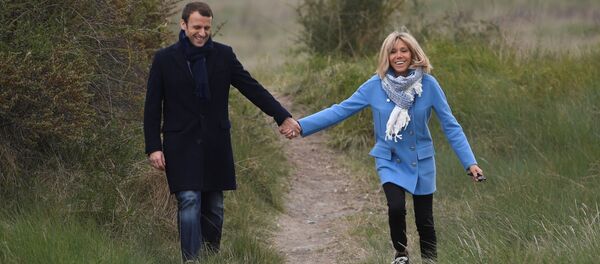 Эммануэль Макрон и его жена Брижит Тронье на прогулке в регионе Ле-Туке-Пари-Плаж - 俄羅斯衛星通訊社