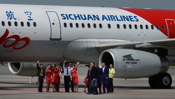 Стюардессы и представители китайской авиакомпания Sichuan Airlines у самолета Airbus A321 приветствуют журналистов в международном аэропорту Владивостока - 俄羅斯衛星通訊社