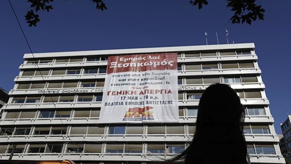 希腊劳工团结联盟成员在财政部大楼上悬挂巨型条幅 - 俄罗斯卫星通讯社