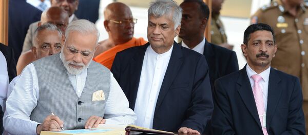 India's Prime Minister Narendra Modi (C) is watched by Sri Lankan Prime Minister Ranil Wickremesinghe (3R) - 俄罗斯卫星通讯社