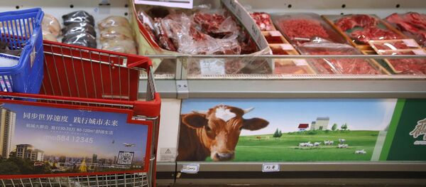 A woman pushes her shopping cart past a display of domestically produced Chinese beef at a supermarket in Beijing A woman pushes her shopping cart past a display of domestically produced Chinese beef at a supermarket in Beijing - 俄羅斯衛星通訊社