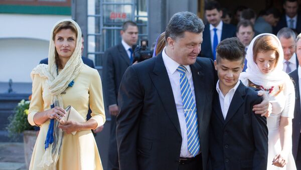 Президент Украины Петр Порошенко с супругой Мариной и сыном Михаилом в Софийском соборе в Киеве - 俄罗斯卫星通讯社