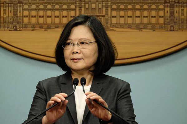 《南华早报》称,台湾人担心,台岛命运或成为两个在其它问题上彼此接近的世界大国讨价还价的筹码。观察家们如此评价台湾地区领导人蔡英文的言论。她委托政府机构对华盛顿-北京-台北三角关系的未来动向进行评估。 《南华早报》称,台湾人担心,台岛命运或成为两个在其它问题上彼此接近的世界大国讨价还价的筹码。观察家们如此评价台湾地区领导人蔡英文的言论。她委托政府机构对华盛顿-北京-台北三角关系的未来动向进行评估。 - 俄罗斯卫星通讯社
