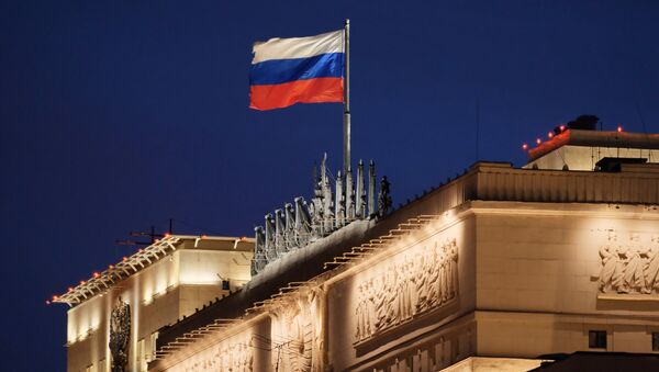 Флаг на здании министерства обороны РФ на Фрунзенской набережной в Москве - 俄罗斯卫星通讯社