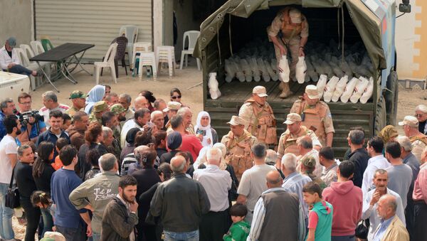 俄軍向敘利亞東古塔區居民提供人道主義援助 - 俄羅斯衛星通訊社