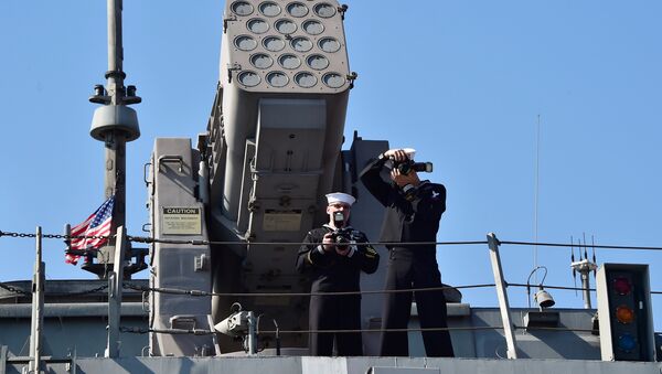 U.S. crew members, standing in front of the RIM-116 launcher, take pictures on the top of the deck of the USS Fort Worth - 俄羅斯衛星通訊社