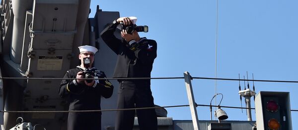 U.S. crew members, standing in front of the RIM-116 launcher, take pictures on the top of the deck of the USS Fort Worth U.S. crew members, standing in front of the RIM-116 launcher, take pictures on the top of the deck of the USS Fort Worth - 俄罗斯卫星通讯社