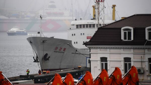 Северокорейское грузопассажирское судно Man Gyong Bong в порту Владивостока - 俄羅斯衛星通訊社