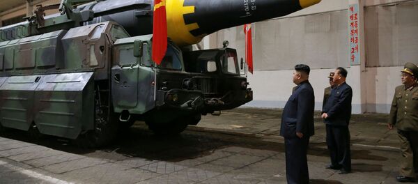 Лидер КНДР Ким Чен Ын перед запуском баллистической ракеты средней дальности Hwasong-12 - 俄罗斯卫星通讯社