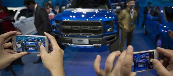 Посетители фотографируют автомобиль Ford F-150 Raptor pickup на автосалоне в Пекине Посетители фотографируют автомобиль Ford F-150 Raptor pickup на автосалоне в Пекине - 俄羅斯衛星通訊社