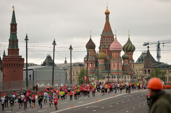 莫斯科半程馬拉松的參賽者在奔跑 - 俄羅斯衛星通訊社