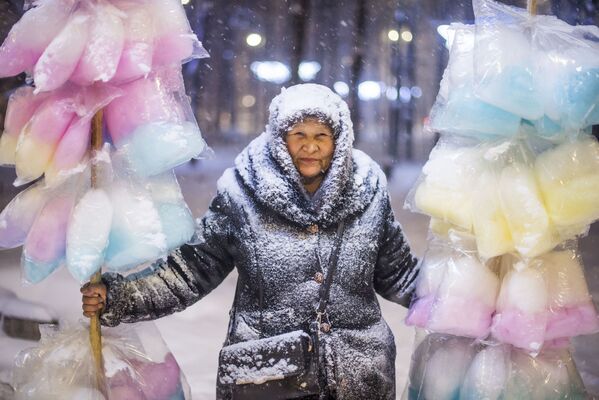 《賣棉花糖的女人》，吉爾吉斯斯坦攝影師塔貝爾德·卡德爾別科夫（Tabyldy Kadyrbekov） - 俄羅斯衛星通訊社