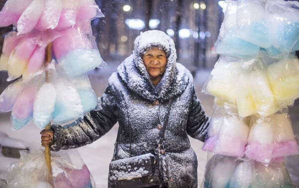 吉尔吉斯斯坦摄影师塔贝尔德·卡德尔别科夫（Tabyldy Kadyrbekov）的《卖棉花糖的女人》 - 俄罗斯卫星通讯社