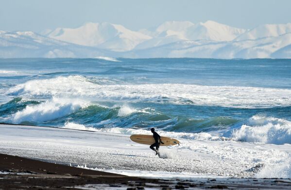 《俄羅斯太平洋海岸的冬日衝浪》，俄羅斯攝影師尤里·斯米秋克 - 俄羅斯衛星通訊社