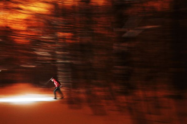 《夜幕中的滑雪者》，俄罗斯摄影师玛丽亚·普洛特尼科娃 - 俄罗斯卫星通讯社