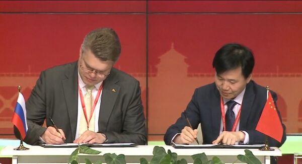 俄卫星通讯社国际项目中心负责人瓦西里·普什科夫和湖北广播电视台总编室主任沈涛 - 俄罗斯卫星通讯社