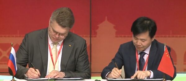 俄卫星通讯社国际项目中心负责人瓦西里·普什科夫和湖北广播电视台总编室主任沈涛 - 俄罗斯卫星通讯社