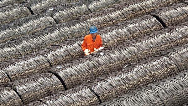 A worker checks steel wires at a warehouse in Dalian, Liaoning province - 俄罗斯卫星通讯社
