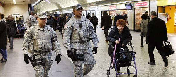 Members of the New York National Guard patrol Penn Station - 俄罗斯卫星通讯社