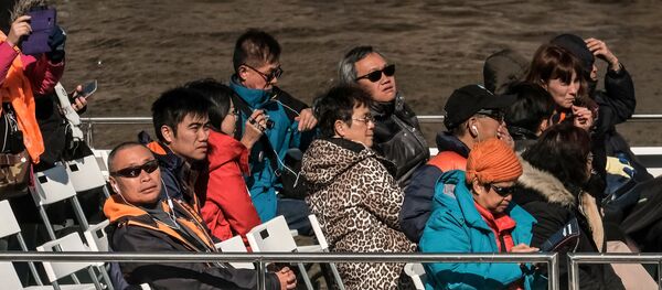 Туристы на прогулочном судне на реке Фонтанка в Санкт-Петербурге Туристы на прогулочном судне на реке Фонтанка в Санкт-Петербурге - 俄罗斯卫星通讯社
