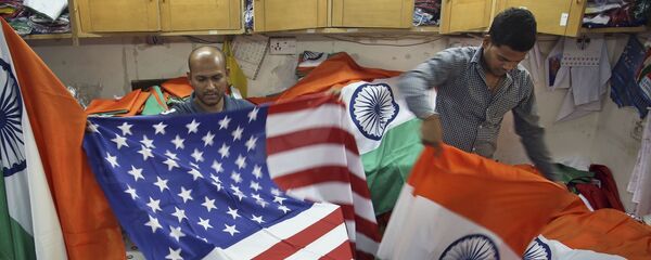 Indian men fold the U.S. and Indian flags at a shop in Mumbai, India - 俄罗斯卫星通讯社