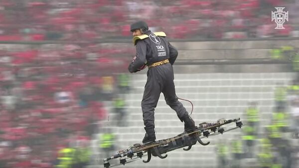 葡萄牙一名男子乘無人機環繞運動場並將球傳給裁判 - 俄羅斯衛星通訊社