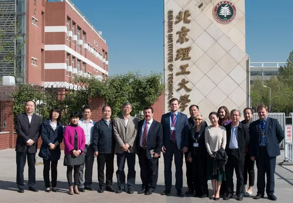 還在2013年夏就已宣佈,莫斯科大學和北京理工大學將聯合創辦第一所俄中大學。 還在2013年夏就已宣佈,莫斯科大學和北京理工大學將聯合創辦第一所俄中大學。 - 俄羅斯衛星通訊社