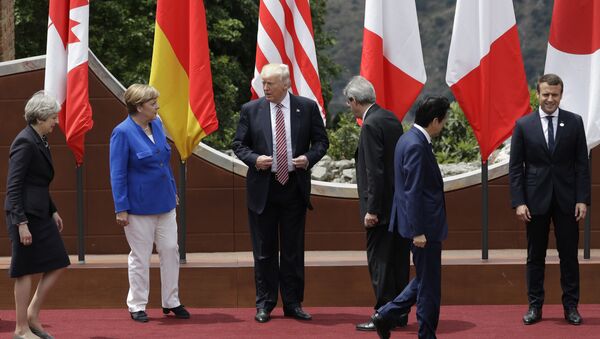 U.S. President Donald Trump, center, stands with other G7 leaders as they prepare for a group photo during the G7 Summit - 俄羅斯衛星通訊社