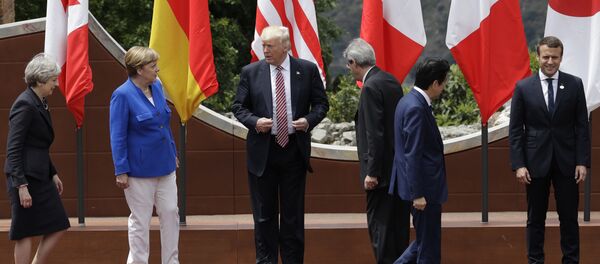 U.S. President Donald Trump, center, stands with other G7 leaders as they prepare for a group photo during the G7 Summit U.S. President Donald Trump, center, stands with other G7 leaders as they prepare for a group photo during the G7 Summit - 俄羅斯衛星通訊社