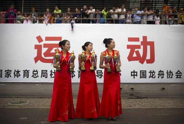 北京龙舟赛上，端着优胜者奖牌的礼仪小姐在颁奖仪式开始前。 - 俄罗斯卫星通讯社