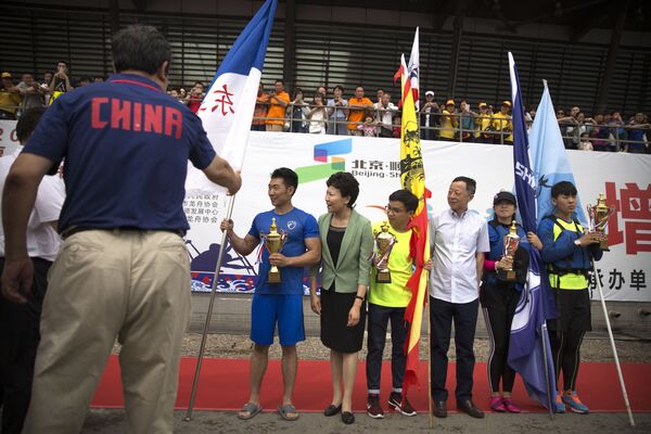 北京龙舟赛优胜者在颁奖仪式上。 - 俄罗斯卫星通讯社