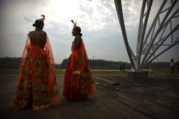 演員們為北京舉行的龍舟賽開幕式做準備。 - 俄羅斯衛星通訊社