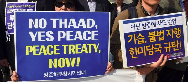 South Korean protesters hold placards during a rally against the deployment of the US THAAD - 俄罗斯卫星通讯社