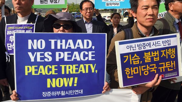 South Korean protesters hold placards during a rally against the deployment of the US THAAD - 俄罗斯卫星通讯社