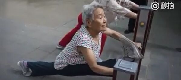 中国七旬老太疯狂健身 一字马不在话下 - 俄罗斯卫星通讯社