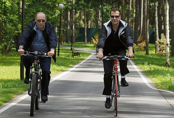 梅德韋傑夫和普京在騎自行車 - 俄羅斯衛星通訊社