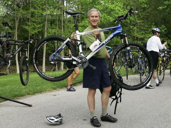 美国总统小布什在骑自行车 - 俄罗斯卫星通讯社