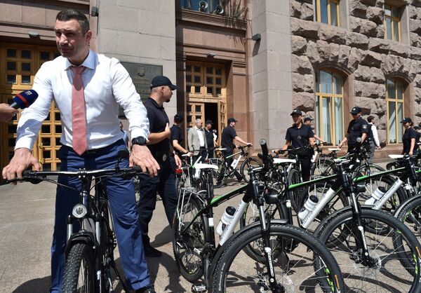 基辅市长维塔利·克里奇科向警方展示新自行车 - 俄罗斯卫星通讯社