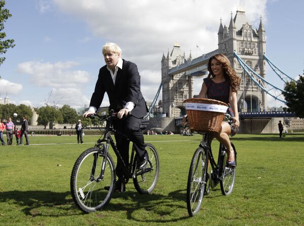 鲍里斯·约翰逊与凯莉·布鲁克在伦敦骑自行车 - 俄罗斯卫星通讯社