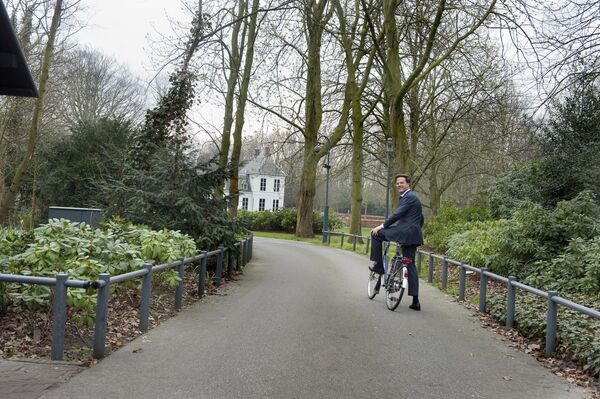 荷蘭總理馬克·呂特在Catshuis騎自行車 - 俄羅斯衛星通訊社
