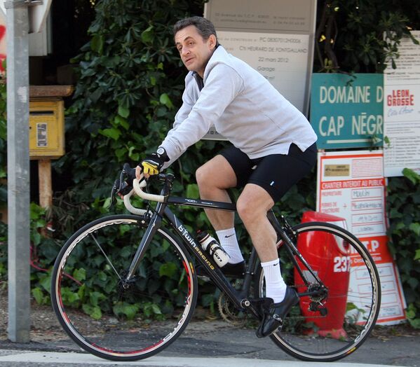 法國前總統尼古拉·薩科齊在騎自行車 - 俄羅斯衛星通訊社
