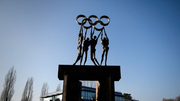 A statue representing people carrying the Olympic Rings is seen at IOC headquarters in Lausanne - 俄罗斯卫星通讯社