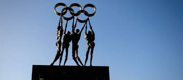 A statue representing people carrying the Olympic Rings is seen at IOC headquarters in Lausanne - 俄罗斯卫星通讯社