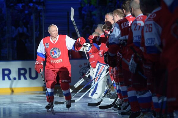 俄联邦总统普京在索契奥林匹克公园的滑冰场上 - 俄罗斯卫星通讯社