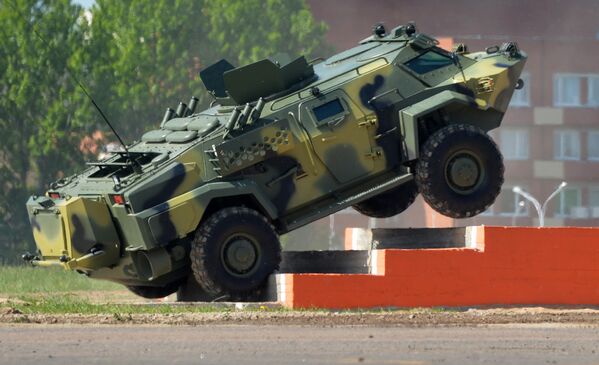 明斯克MILEX-2017明斯克國際防務裝備展上的移動裝甲運輸設備 – “凱門鰐” - 俄羅斯衛星通訊社