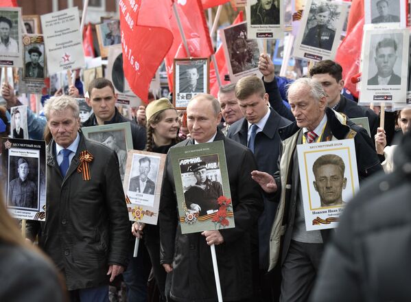 俄总统普京参加“不朽军团”的游行 - 俄罗斯卫星通讯社