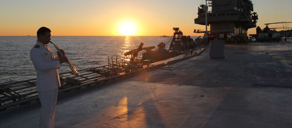 “库兹涅佐夫海军上将”号重型载机导弹巡洋舰甲板上的一名军人。 “库兹涅佐夫海军上将”号重型载机导弹巡洋舰甲板上的一名军人。 - 俄罗斯卫星通讯社