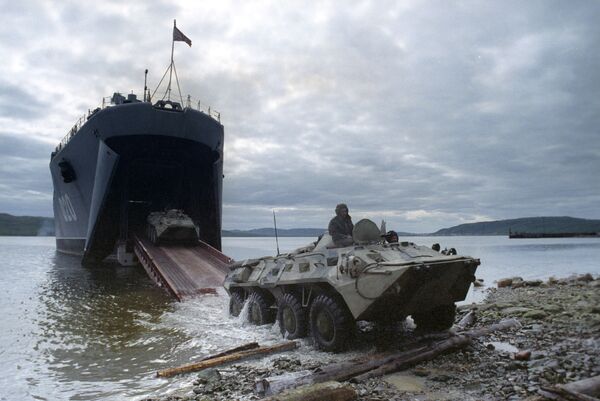 通過“米特羅凡·莫斯卡連科”號大型登陸艦開展乘船登陸訓練。 - 俄羅斯衛星通訊社